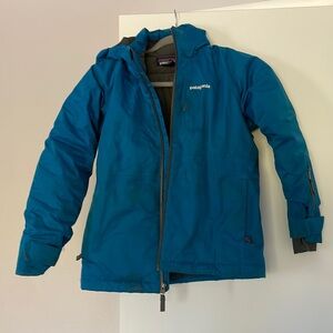 Kids Patagonia ski jacket. Size S. Staining reflected in photos.